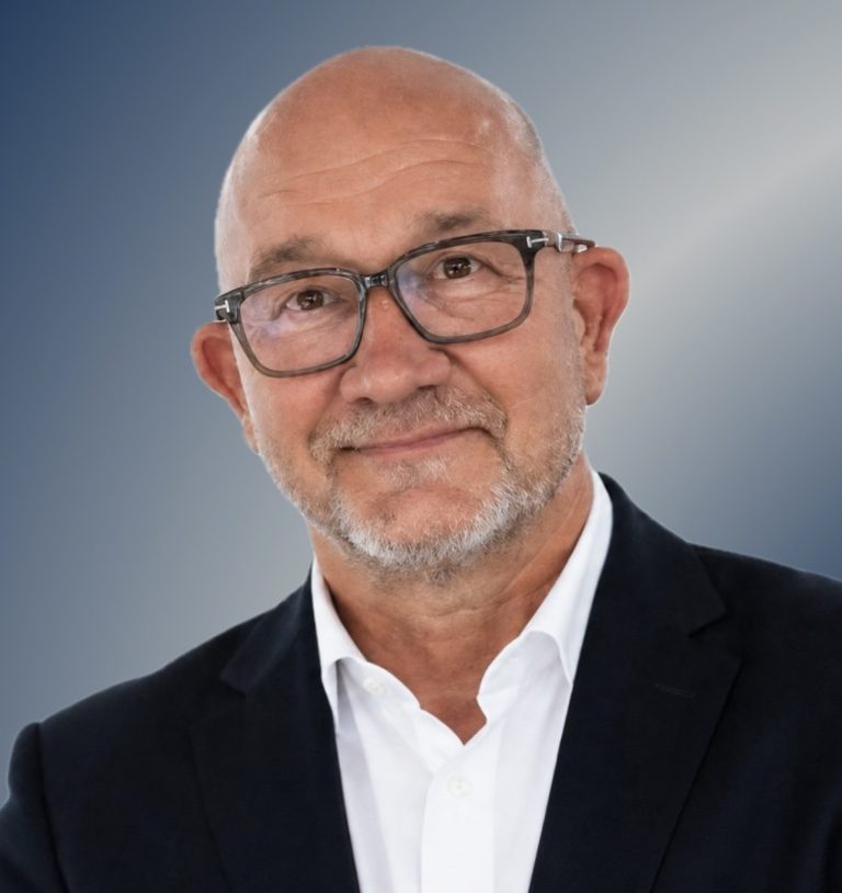 Mann mittleren Alters mit Brille und freundlichem Lächeln
