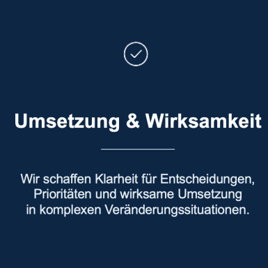 Text auf dunklem Hintergrund: „Umsetzung & Wirksamkeit“ mit Erklärung zu Klarheit in Veränderungen.